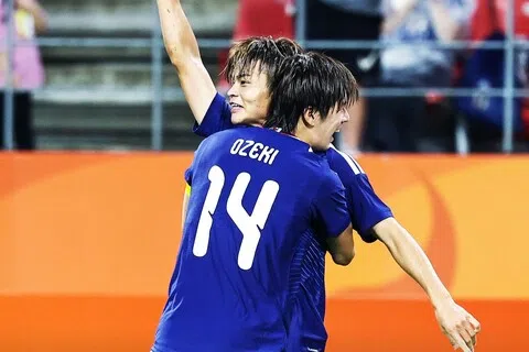 日本队长大关友翔（14号）为中场石井久继（中后）送出助攻，联手帮助日本U23男足在主场迎来开门红。（取自日本男足官方X账号）