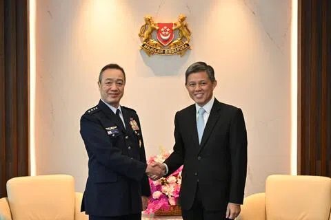 公共服务统筹部长兼国防部长陈振声（右），星期三（8月12日）同到访我国的日本统合幕僚长内仓浩昭大将会面。（国防部提供）