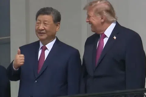 美国总统特朗普（右）星期四（9月24日）在白宫举行欢迎习近平（左）到访仪式，特别安排美国海军陆战队在新建成的花岗岩直升机停机坪上表演。当两位领导人及夫人并站在白宫南阳台时，特朗普指着停机坪划圈圈，似乎是在介绍停机坪。习近平笑着竖起大拇指，特朗普高兴地拍了拍习近平后背，脸露笑容。（白宫视频截图）