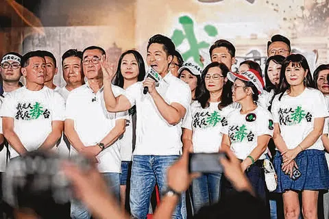 台北市长蒋万安（中）本周推荐民进党籍的高雄市长陈其迈取代阁揆卓荣泰，称赞陈站在市民立场，在真相未明前拒绝油品上架，出任阁揆可化解政治僵局。（档案照片）