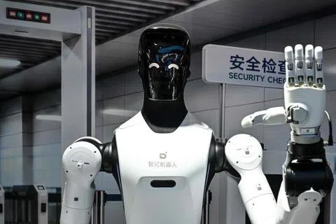 7月18日，智元机器人的一款人形机器人在上海举行的世界人工智能大会上亮相。（法新社）