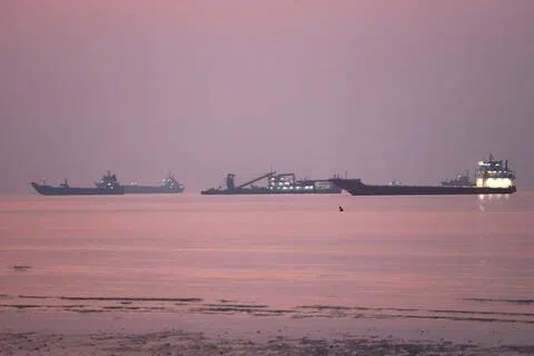 图为今年9月28日，从伊朗阿巴斯港看向霍尔木兹海峡上的船只。（路透社）