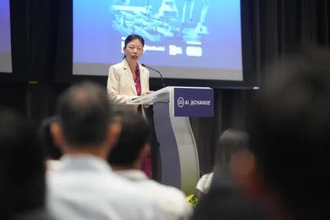 人力部代部长刘洁敏指出，她注意到有一部分职场人士和年轻学生对AI持抵触情绪。“他们担心AI会夺走许多工作机会，甚至扼杀他们的职业理想；他们还将AI的应用与全球范围内有目共睹的环境破坏联系起来。这些情绪不容忽视，它们是真实存在的感受。”　（谢智扬摄）