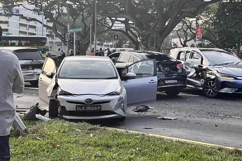 涉事汽车都有不同程度的损坏。（取自小红书）