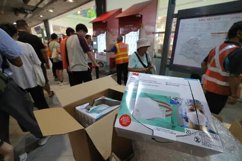 永续发展及环境部长傅海燕星期五在记者会上说，政府会尽最大努力，确保自助领取机、民众俱乐部和零售店尽快完成N95口罩补货。（梁麒麟摄）
