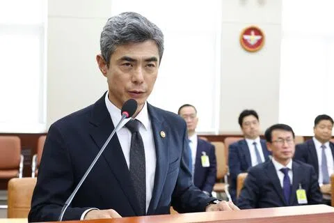 韩国国防部长姜信哲星期二（9月29日）在国会答询时，确认西部前线非军事区爆炸现场发现的朝军地雷是人为埋设。（法新社）