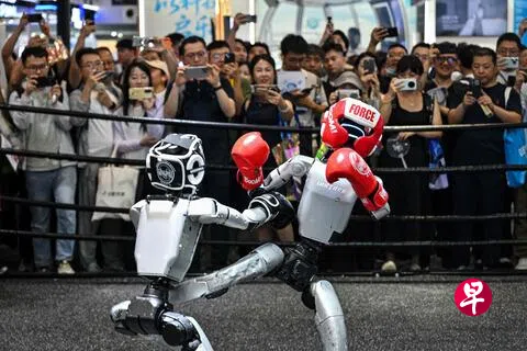 中国Ｋ型经济的上臂，包括人工智能、新能源、部分出口制造业等“新经济”。K字母的下臂包括在承受调整压力的房地产、建筑业、家居建材以及部分传统消费和内需等“旧经济”。图为宇树科技公司研发的遥控器操作人形机器人7月18日在上海举行的世界人工智能大会上参加格斗比赛。（法新社）