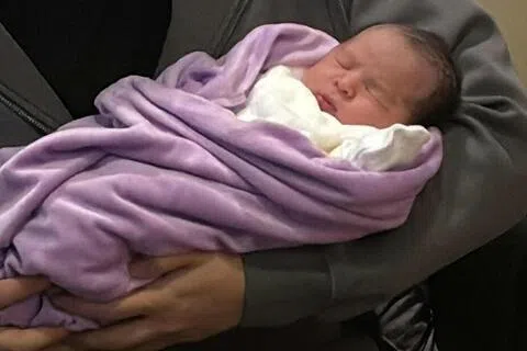 今年农历新年最早出生的四名港婴之中，又有一位女婴（图）具有大陆背景。她的父母是福建人，父亲这两年透过高端人才通行证计划移居香港。（香港01）