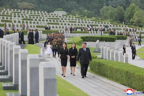 朝鲜领导人金正恩的女儿金珠爱自2022年底开始跟着父亲频繁公开露面，韩国国家情报机构判断，她已经具有相当明显的继承人地位。图为7月26日，金正恩在金珠爱（左）和妻子李雪主（中）的陪同下，于朝鲜战争停战纪念日前夕造访位于平壤的祖国解放战争烈士陵园。（路透社）