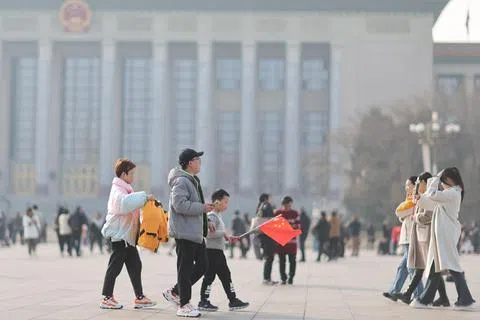 三中全会通常聚焦经济与改革问题，改革开放以来历次三中全会的决策部署，都对中国发展有长远影响。图为2月13日在北京天安门广场游览的民众。（中新社）