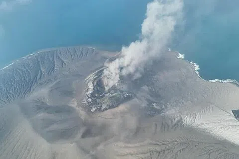 印尼多座机场因火山灰暂停航班起降 逾2万乘客受影响