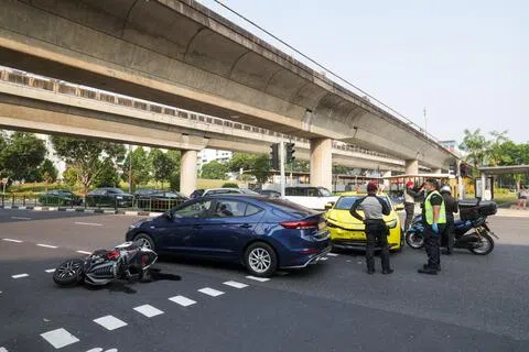 淡滨尼4道发生三车连环撞事故，涉及两辆汽车和一辆电单车。（吴先邦摄）