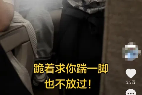 一名张姓网民星期一（9月28日）发布的视频显示，机舱内一名空姐双膝跪在餐车旁；视频仅数秒，没有人声。视频配文：“太过分了！这位乘客！林子大了什么鸟都有。”（互联网）