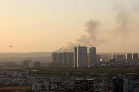 埃尔比勒机场附近传出爆炸声。据报道，当地记者听到爆炸声，并目击机场附近升起灰色烟雾。库尔德区反恐部队随后澄清，爆炸是由“军事训练和安全活动”引起。（法新社）