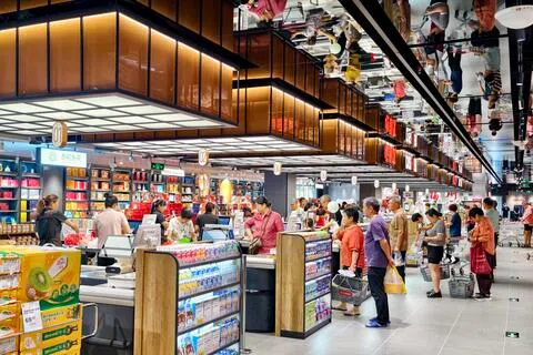 中国国家统计局星期一（10月19日）公布的数据显示，中国第三季国内生产总值（GDP）同比增长4.5%，前三季同比增长4.6%。出口与先进制造业表现强劲，消费和投资疲弱，房地产持续下滑。图为福州市民在超市购物。（中新社）