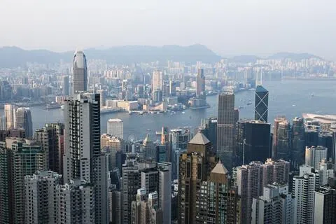 受人工智能（AI）相关电子产品强劲需求带动，香港今年7月商品出口货值同比增长50.7%。图为8月11日，从香港太平山顶俯瞰市区建筑。（彭博社）