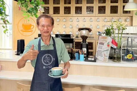“独一52”咖啡座犹如街坊情感联络站，钟福兴有机会在这里发挥所长，觉得日子过得充实、有意义。（蒙福关爱提供）