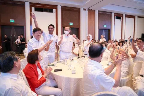 行动党乐龄行动小组将动员基层网络培训义工，加强对独居老人的支援。小组主席、能源贸工部长（能源与工业）陈诗龙医生（左五）、两名副主席数码发展及新闻部兼保健卫生部政务部长拉哈尤（左六）及文化、社区及青年部兼人力部政务部长迪内希（左四）、前交通部长许文远（左三）和义顺前议员李美花（左二）在小组星期天举办的活动上与参与者互动。（李冠卫摄）
