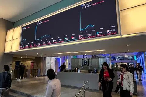 巴西左翼总统卢拉意外成功连任引发股价暴跌，圣保罗证券交易所星期一（10月26日）一度启动熔断机制，暂停交易30分钟。图为交易所的电子屏幕当天显示的博维斯帕（BOVESPA）指数行情。（法新社）