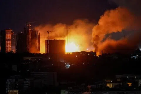 自俄乌战争爆发以来，乌克兰首都基辅多次遭到大规模导弹和无人机空袭。图为8月1日凌晨，基辅市遭到密集袭击，爆炸火光照亮空中。（路透社）