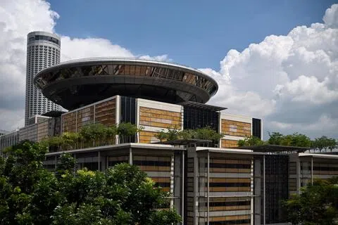 被告一共面对六项控状，包括强奸、非礼和监守自盗，他星期一（9月7日）在高庭认罪。（档案照片）