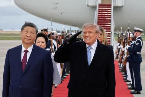 美国总统特朗普（右）星期三（9月23日）在马里兰州安德鲁斯联合基地举行的欢迎仪式上，与中国国家主席习近平并肩站立。奏美国国歌期间，B-1轰炸机飞越上空，特朗普举手敬礼，一度面露难色。（路透社）