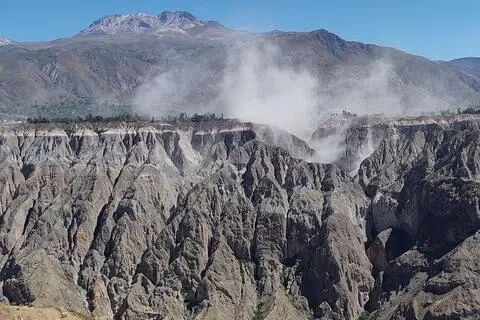 秘鲁南部安第斯山区星期四（8月20日）下午发生强震，引发山区山坡落石，大面积尘土在空中飞扬。（路透社）