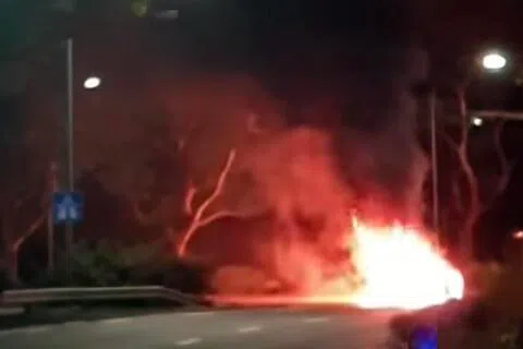 一辆警车深夜在快速公路上失火，冒出熊熊火焰。（取自脸书）