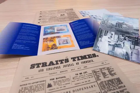 “Then & Now”光栅邮票系列呈现狮城城市景观和邮政服务今昔。前为《海峡时报》1845年7月15日创刊号复制品，首100份礼品册订单的顾客可获赠。（新加坡邮政提供）