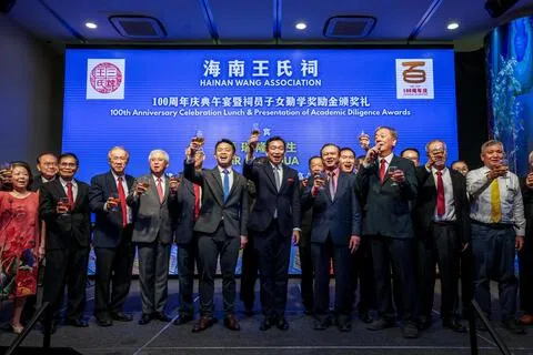受邀担任海南王氏祠百年庆典主宾的律政部兼社会及家庭发展部高级政务次长蔡瑞隆（前排右五），与站在前排的海南王氏祠会长王振钦（右三）、国会议员李宏壮（右四）和许德财（右六），以及第二排的宗乡会馆联合总会会长蔡其生（左四），也是海南王氏祠顾问的海南会馆会长兼琼州天后宫主席王振胡（左五）和海南会馆第一副会长兼琼州天后宫副主席潘家海（左三）等人一同敬酒。（叶振忠摄）