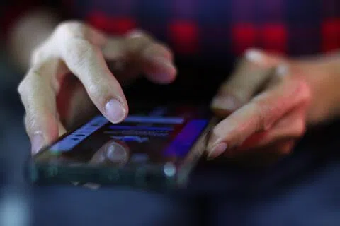警方指出，在这类诈骗案中，骗子会先盗用学生的WhatsApp账号，再冒充学生联系父母，声称自己获选参加青年交流计划或人工智能相关课程，要求父母付款保留名额。（示意图）