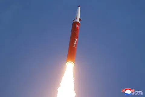 朝鲜星期六（10月3日）早上从元山一带向韩半岛东部海域发射1枚弹道导弹。韩国联合参谋本部随后指，导弹飞行距离700公里以上。（路透社）