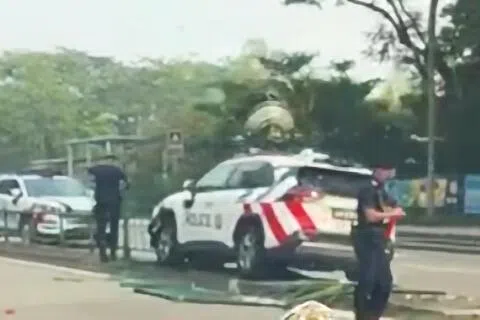 10月10日早上，一辆警车在芽笼峇鲁冲上马路分界堤后撞倒栏杆。（取自小红书）