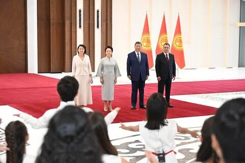 中国国家主席习近平（右二）和夫人彭丽媛（左二）星期天（    8月30日）抵达吉尔吉斯斯坦首都比什凯克，吉尔吉斯斯坦总统扎帕罗夫（右一）夫妇到场迎接。图为两国元首夫妇共同欣赏当地青少年演唱中国歌曲。（新华社）
