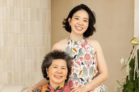 杨应芳（右）从小看着母亲陈碧玲（左）和长辈们穿峇迪；成年后因母亲的一通电话，启发她重新认识峇迪，从此立志以新颖创意的方式推广这项传统工艺。（受访者提供）
