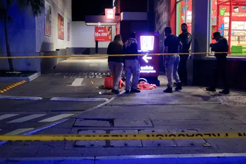 8月4日，在墨西哥锡那罗亚州库利亚坎市一家快餐店外，一名墨西哥网红加斯特卢姆遭到枪杀，警方到场调查。（路透社）
