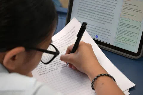 一名中学生在课堂上使用人工智能工具完成作业。（海峡时报）