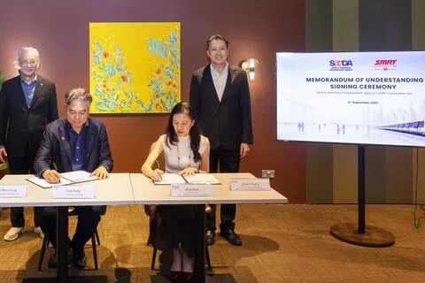 在SMRT主席佘文民（后左）与财政部兼人力部高级政务次长黄伟中（后右）的见证下，SMRT旗下胜德丽生活时尚总裁王友德（前左）与技能及人力发展局局长梅铭仪（前右）代表双方签署谅解备忘录，展开为期三年的合作。（特约沈康雄摄）