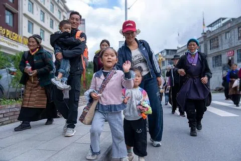 9月7日，在西藏日喀则市吉隆镇一处安置点，萨勒乡郭巴村群众准备乘车返乡。（新华社）