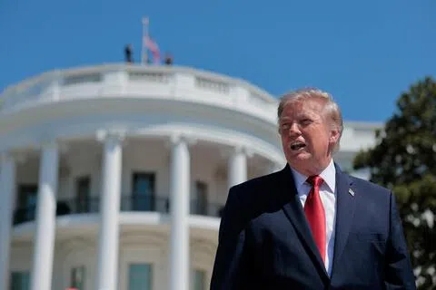 特朗普9月18日在自家社媒平台宣布，他将禁止CNN、MS NOW、Politico三家新闻机构的记者进入白宫，指责它们“报道假新闻”。（路透社）
