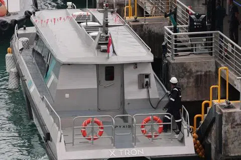 为朝2050年净零排放目标迈进，政府规定所有在我国运营的新港务船舶须从2030年起，完全电动化或采用净零排放的燃料。（档案照片）