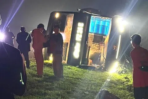 事故发生在星期三凌晨约4时许，地点在马来西亚南北大道，距离马六甲附近野新收费站约3.5公里远的位置。（受访者提供）