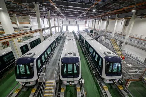 陆路交通管理局星期五宣布再添购八列第三代双车厢轻轨列车，以应付盛港和榜鹅日益增加的乘车需求。图为早前陆交局宣布购买25列第三代双车厢列车的部分列车，正在盛港—榜鹅轻轨车厂进行测试。（叶振忠摄）