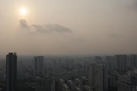 环境局日前提醒，由于印度尼西亚中部和西部地区的林火与烟霾加剧，受干燥天气和风向影响，烟霾可能跨境而来。图为9月4日早上8时从大巴窑拍摄的烟霾情况。（叶振忠摄）