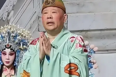 中国知名相声演员郭德纲7月24日在湖北武汉演出京剧《济公活佛》期间，演唱改编版本的红歌《弹起我心爱的土琵琶》。（互联网）