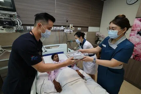 陈笃生医院内科部门黄文辉高级顾问医生（站立者左起）、高级护士范舒琬，以及高级护理经理莫嘉燕现场演示如何通过协作及时介入败血症治疗。（梁麒麟摄）