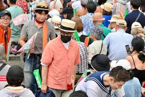 台湾知名主持人蔡康永（穿橘色衬衫者）星期天（10月4日）现身民进党籍台北市长参选人沈伯洋的竞选总部成立大会。（自由时报）