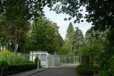 俄驻德国波恩总领事克拉斯尼茨基说，德方关闭俄总领事馆的决定毫无根据。图为俄驻波恩-巴特戈德斯贝格总领事馆入口处。（法新社）