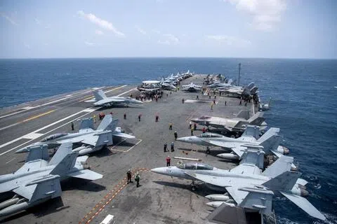 美国航空母舰华盛顿号8月20日穿越阿拉伯海，支援美军对伊朗的军事行动。《金融时报》分析，如今美国得做出抉择，是要投入数十亿美元重建波斯湾地区美军设施，还是得重新规划在中东的军事部署。（路透社）