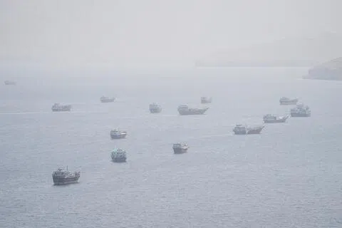 负责霍尔木兹海峡海上交通管理的伊朗波斯湾海峡管理局（PGSA）9月14日警告保险公司和船级社，不得向PGSA更新名单上的“违规”船舶提供服务。（路透社）